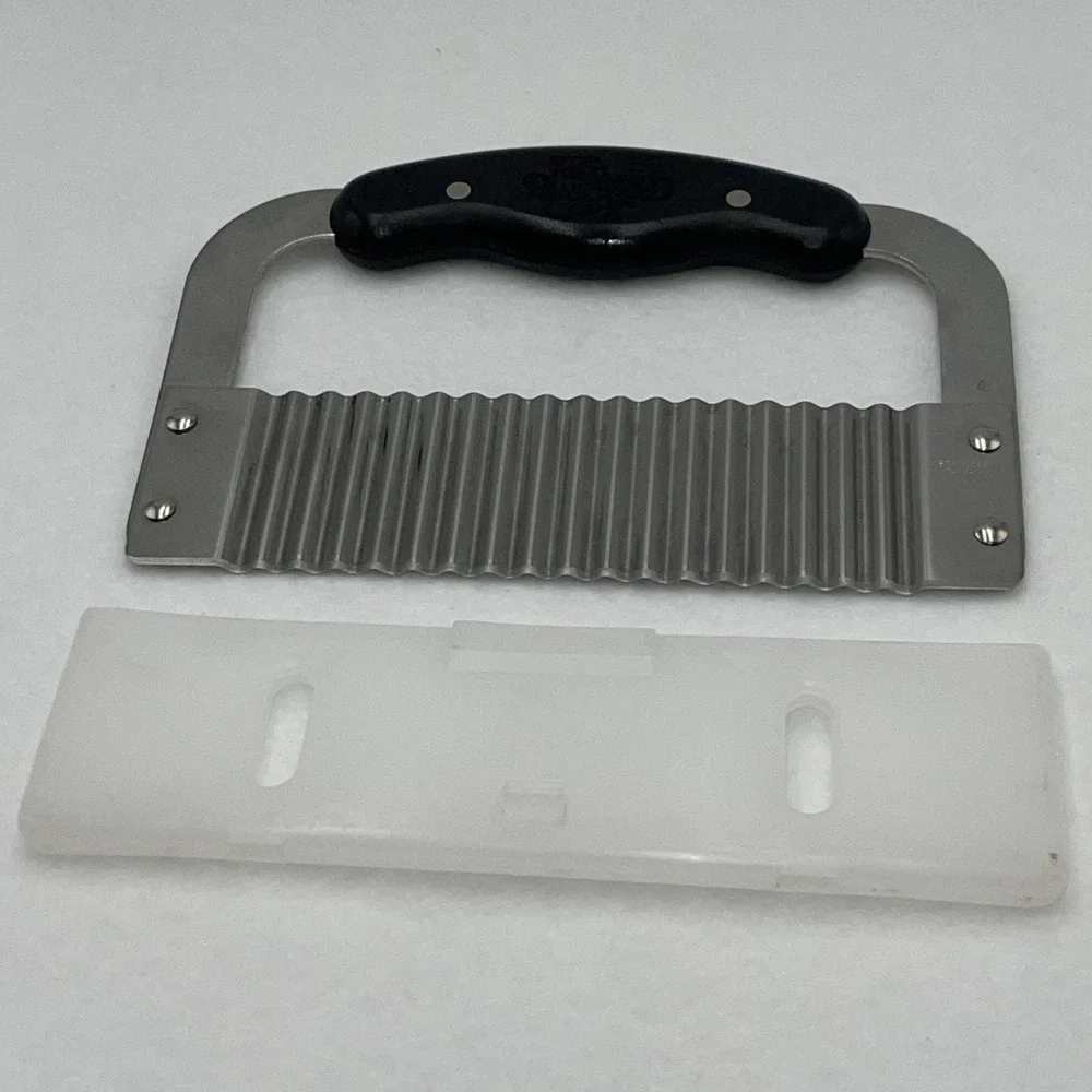 Pampered Chef Stainless Steel Crinkle Cutter with Blade Cover‎ Black Silver